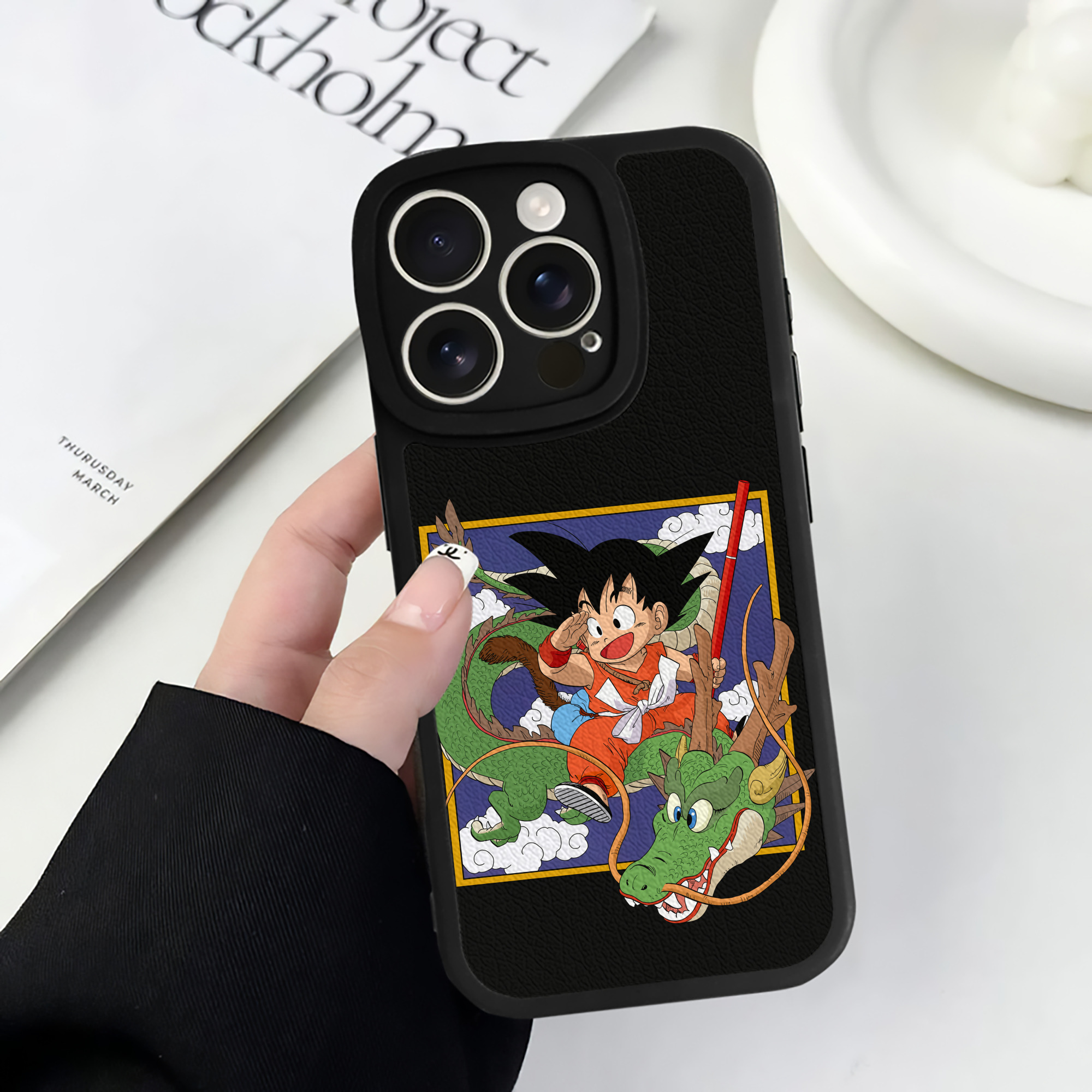 （画像用） ドラゴンボール 孫悟空（そん ごくう）Son Goku カカロット DRAGON BALL Kakarotto 【iPhone 16シリーズ対応】シリコンスマホケース（レザー調） 材質：シリコン